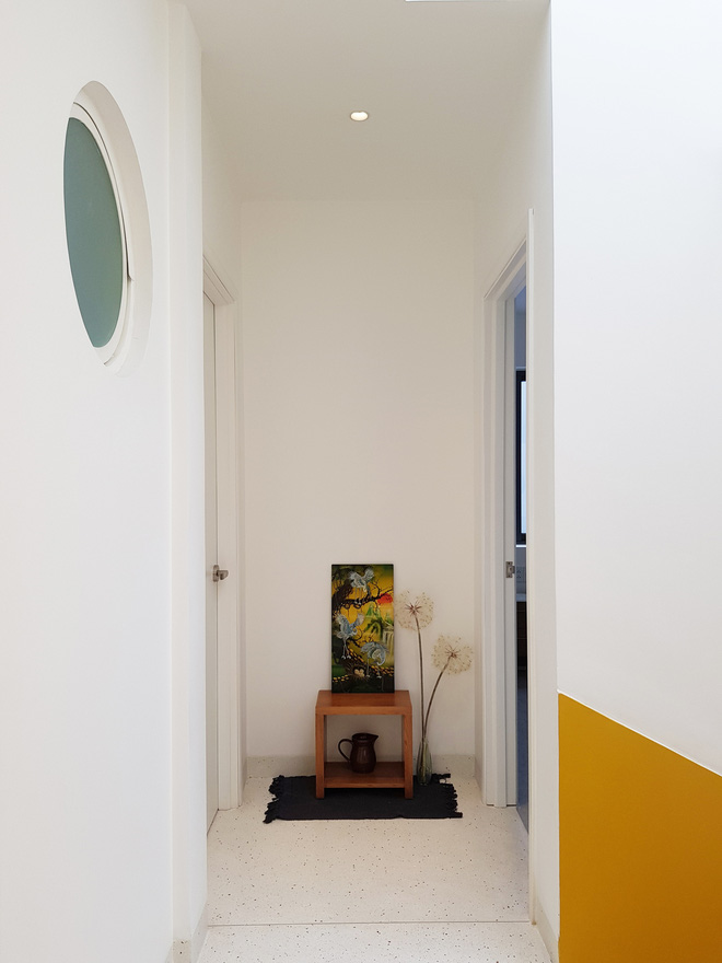 Giám đốc sáng tạo xây lại căn nhà tổ, kiến trúc toàn đường cong uốn lượn với cực phẩm cầu thang vàng xoắn mềm mại như dải lụa-28