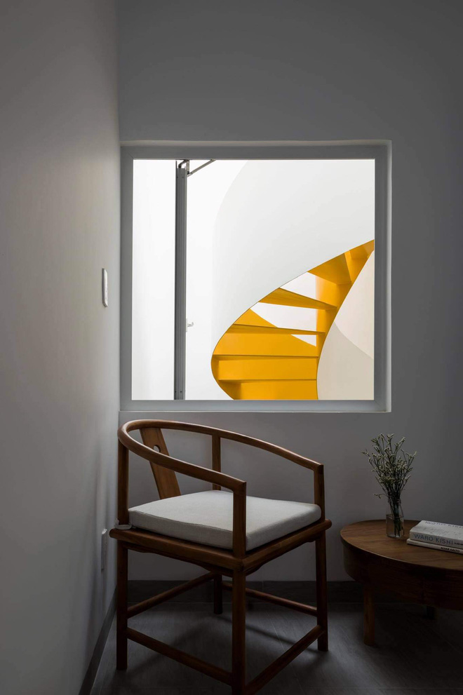 Giám đốc sáng tạo xây lại căn nhà tổ, kiến trúc toàn đường cong uốn lượn với cực phẩm cầu thang vàng xoắn mềm mại như dải lụa-29