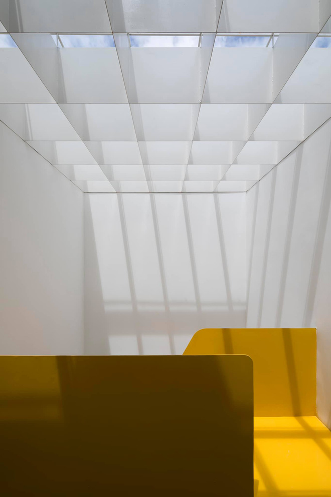 Giám đốc sáng tạo xây lại căn nhà tổ, kiến trúc toàn đường cong uốn lượn với cực phẩm cầu thang vàng xoắn mềm mại như dải lụa-32