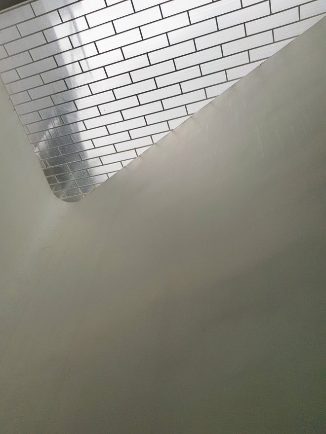 Giám đốc sáng tạo xây lại căn nhà tổ, kiến trúc toàn đường cong uốn lượn với cực phẩm cầu thang vàng xoắn mềm mại như dải lụa-33