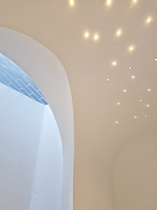 Giám đốc sáng tạo xây lại căn nhà tổ, kiến trúc toàn đường cong uốn lượn với cực phẩm cầu thang vàng xoắn mềm mại như dải lụa-34