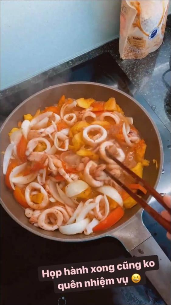 Từ cô gái chuyên order đồ ăn, mùa dịch Mai Phương Thúy hóa thành gái đảm, vào bếp nấu nhiều món ngon hấp dẫn-11