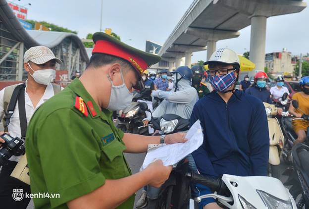 Ảnh: Ùn tắc tại chốt kiểm soát vùng đỏ ngày đầu đợt giãn cách lần thứ 4 tại Hà Nội-3