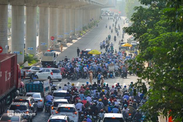 Ảnh: Ùn tắc tại chốt kiểm soát vùng đỏ ngày đầu đợt giãn cách lần thứ 4 tại Hà Nội-5
