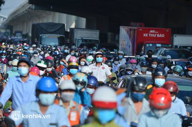 Ảnh: Ùn tắc tại chốt kiểm soát vùng đỏ ngày đầu đợt giãn cách lần thứ 4 tại Hà Nội-7