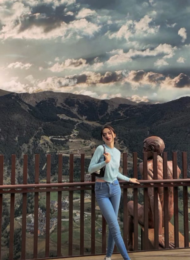 Rò rỉ loạt ảnh hiếm của Hương Giang trước khi đóng băng MXH: Check in lẻ bóng, đôi mắt buồn rười rượi gây lo lắng?-3