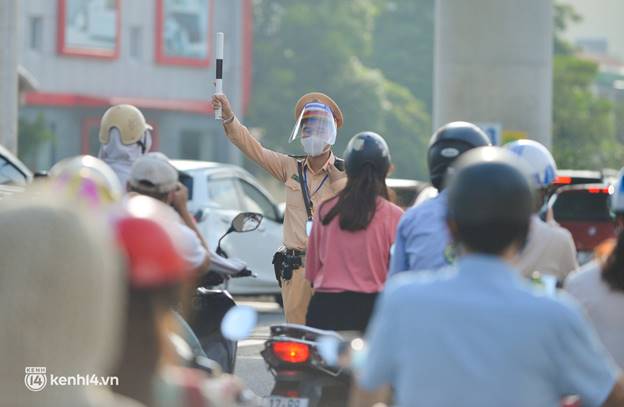 Ảnh: Ùn tắc tại chốt kiểm soát vùng đỏ ngày đầu đợt giãn cách lần thứ 4 tại Hà Nội-10