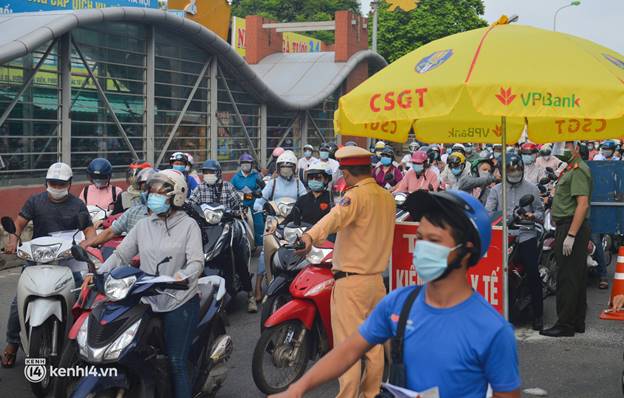 Ảnh: Ùn tắc tại chốt kiểm soát vùng đỏ ngày đầu đợt giãn cách lần thứ 4 tại Hà Nội-12