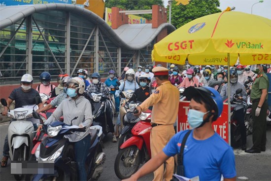 Ảnh: Ùn tắc tại chốt kiểm soát 