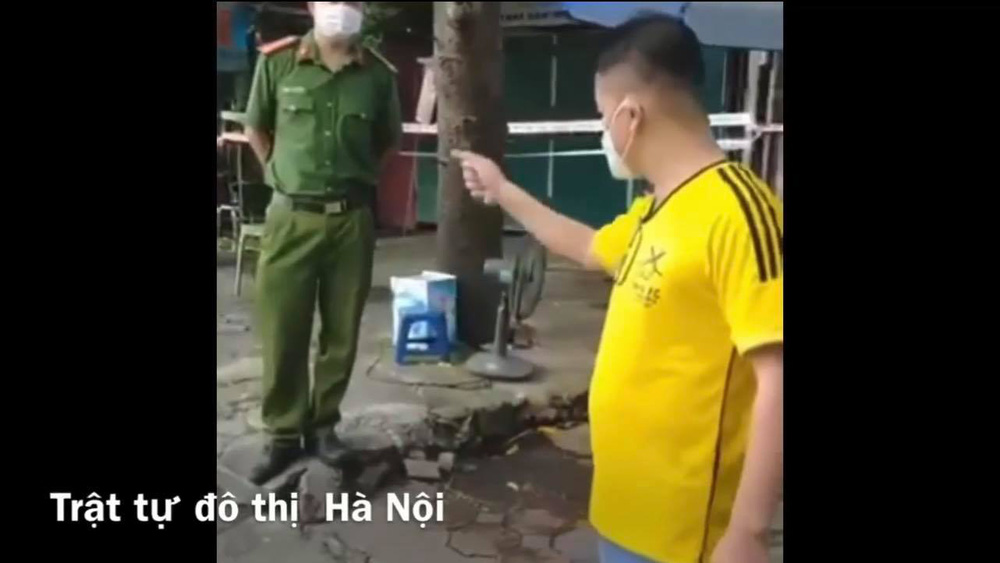 Tự xưng là giảng viên đại học, người đàn ông chửi bới, lăng mạ cán bộ trực chốt: Ra đây tao bảo-1