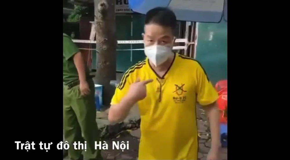 Tự xưng là giảng viên đại học, người đàn ông chửi bới, lăng mạ cán bộ trực chốt: Ra đây tao bảo-2