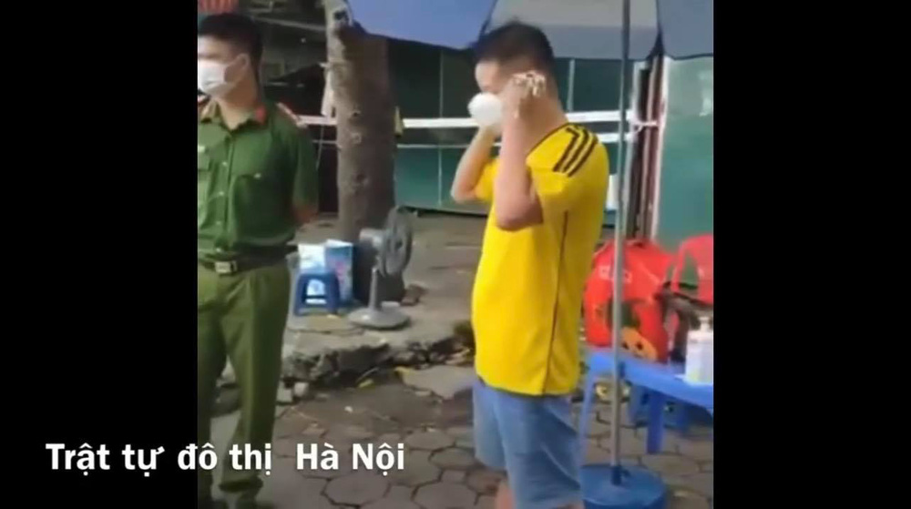 Tự xưng là giảng viên đại học, người đàn ông chửi bới, lăng mạ cán bộ trực chốt: Ra đây tao bảo-4