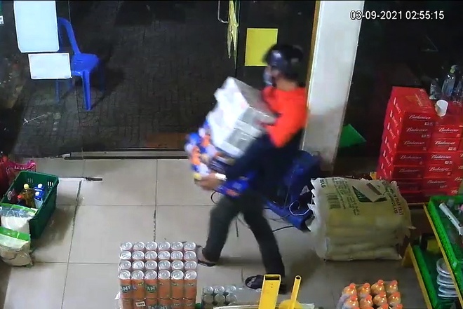Trộm đột nhập cửa hàng Bách Hóa Xanh ở TP.HCM-2
