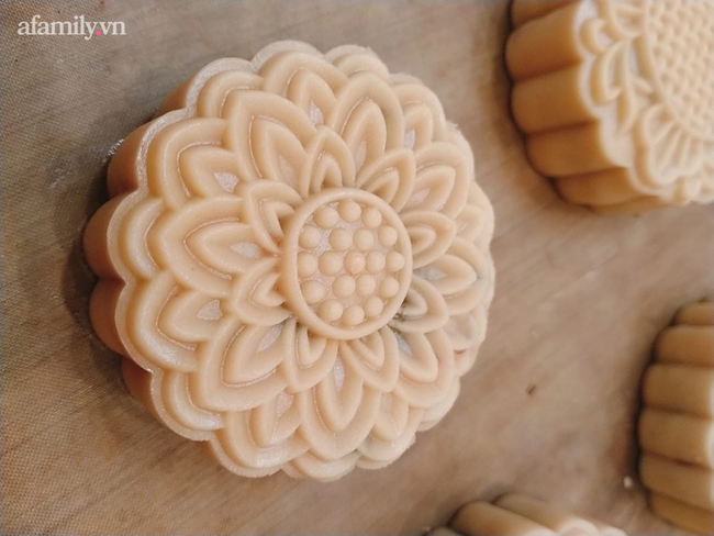 Trung thu mùa giãn cách: Không mua bánh, không đèn lồng, mẹ đảm Hà Nội ra tay làm bánh tại gia tiết kiệm chi phí-7