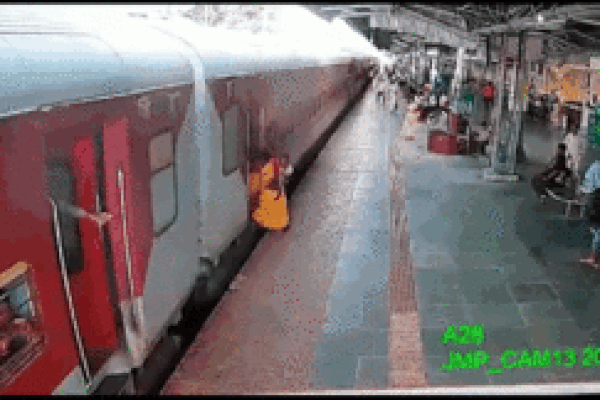 Khoảnh khắc mẹ bế con nhảy từ đoàn tàu đang chạy và bị ngã