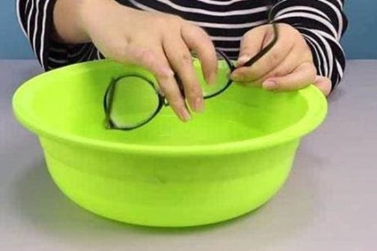 Dù kính có bẩn hay mờ đến đâu, tôi cũng sẽ hướng dẫn bạn mẹo lau kính, sẽ sạch hơn dùng khăn lau! Hãy sớm thử vì không tốn một xu