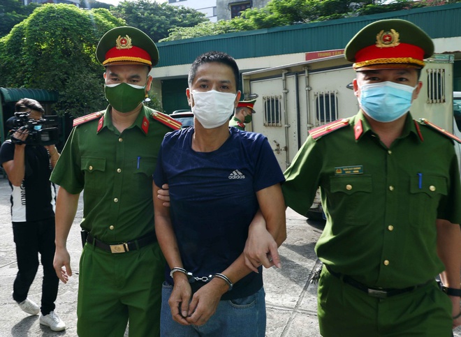 Bóp cổ cảnh sát ở chốt kiểm dịch, người đàn ông lĩnh 33 tháng tù-1