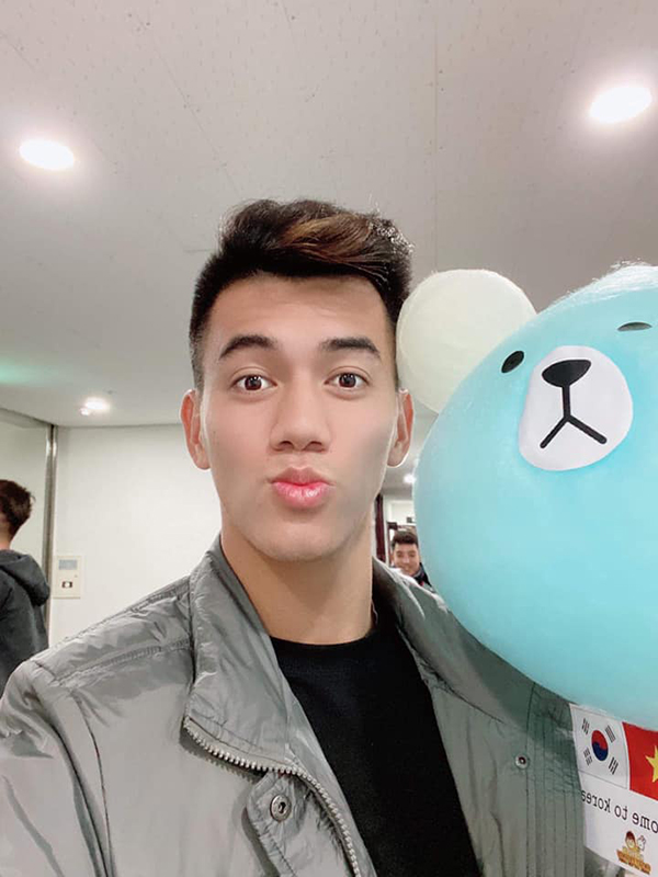 Học Tiến Linh cách trả lời phỏng vấn cực ngầu: Nghiêng đầu, vuốt tóc, thần thái lạnh lùng quyết đoán-2