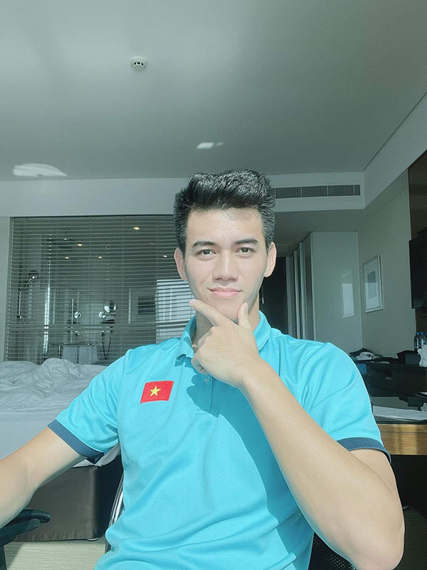 Học Tiến Linh cách trả lời phỏng vấn cực ngầu: Nghiêng đầu, vuốt tóc, thần thái lạnh lùng quyết đoán-3