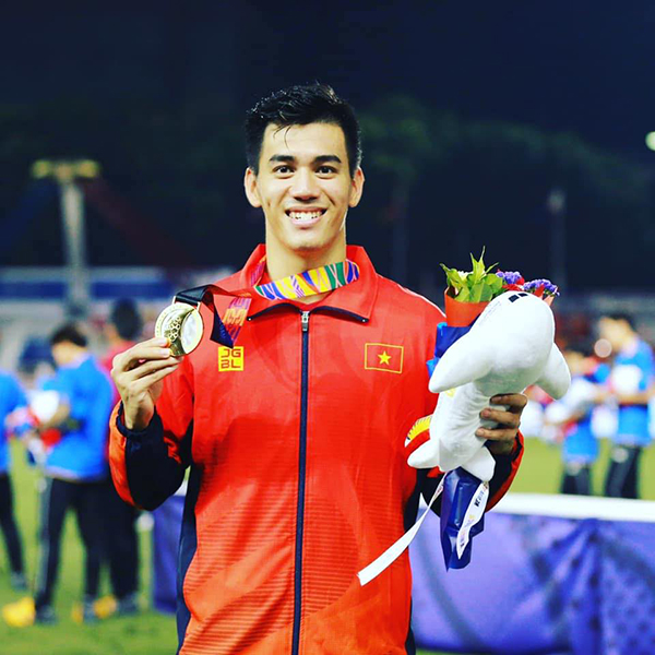 Học Tiến Linh cách trả lời phỏng vấn cực ngầu: Nghiêng đầu, vuốt tóc, thần thái lạnh lùng quyết đoán-4