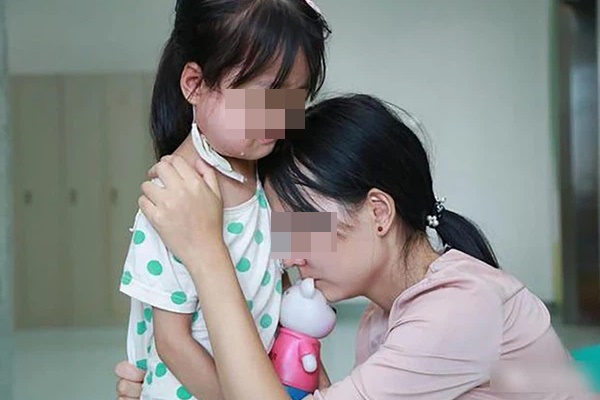 Mẹ dẫn con gái đi khám vì đau họng, không ngờ phát hiện cả 2 đều bị ung thư tuyến giáp do thói quen bảo quản trứng sai cách-1