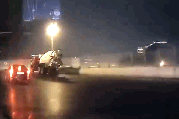 Clip: Kinh hoàng cảnh xe bồn lật nghiêng, rơi từ cầu vượt xuống đất