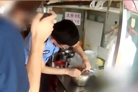 Ế ẩm do Covid-19, chủ quán bỏ thuốc phiện vào đồ ăn để 