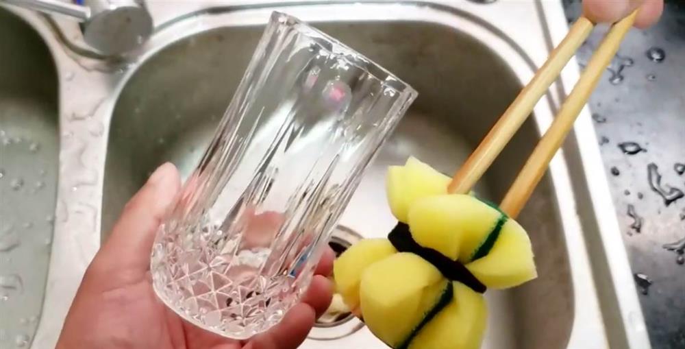 Một vết cắt ở giữa miếng bọt biển hóa ra lại giải quyết nhiều vấn đề gây khó khăn cho mọi người, rất thuận tiện và thiết thực-2