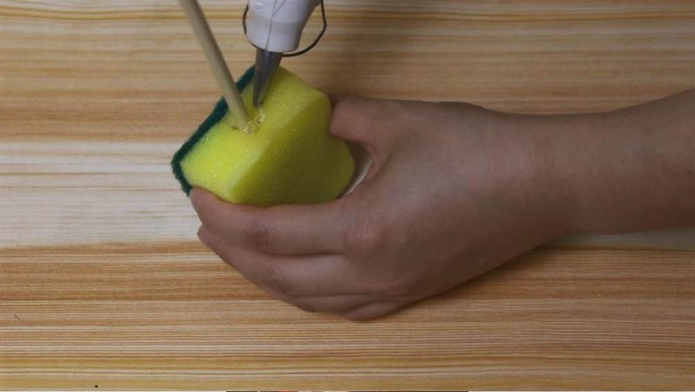 Một vết cắt ở giữa miếng bọt biển hóa ra lại giải quyết nhiều vấn đề gây khó khăn cho mọi người, rất thuận tiện và thiết thực-3