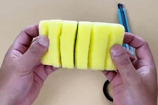 Một vết cắt ở giữa miếng bọt biển hóa ra lại giải quyết nhiều vấn đề gây khó khăn cho mọi người, rất thuận tiện và thiết thực