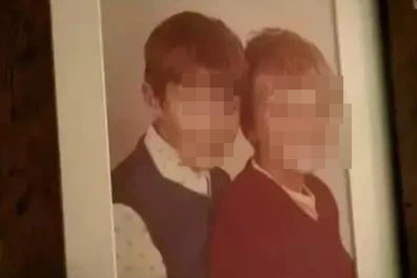 Bé trai 6 tuổi leo lên tay vịn thang cuốn rơi xuống đất, tai họa vì sự bất cẩn của phụ huynh xảy ra trong 8 giây ngắn ngủi-5