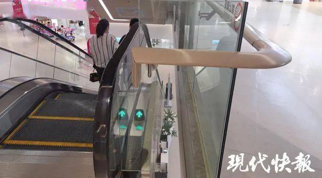 Bé trai 6 tuổi leo lên tay vịn thang cuốn rơi xuống đất, tai họa vì sự bất cẩn của phụ huynh xảy ra trong 8 giây ngắn ngủi-1