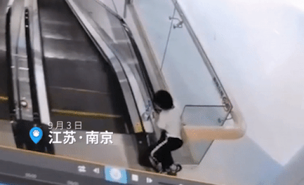 Bé trai 6 tuổi leo lên tay vịn thang cuốn rơi xuống đất, tai họa vì sự bất cẩn của phụ huynh xảy ra trong 8 giây ngắn ngủi-2