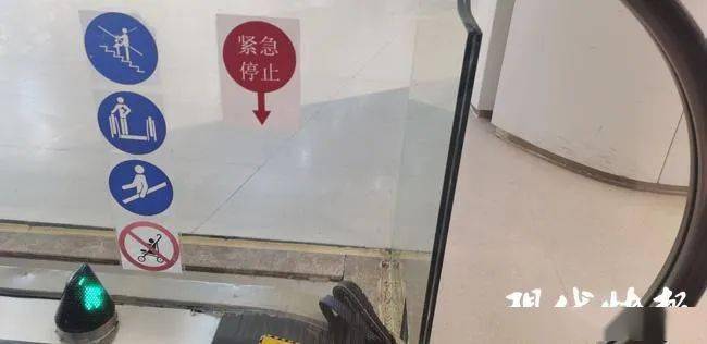 Bé trai 6 tuổi leo lên tay vịn thang cuốn rơi xuống đất, tai họa vì sự bất cẩn của phụ huynh xảy ra trong 8 giây ngắn ngủi-4