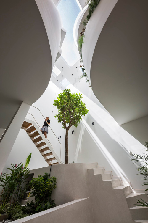 Bố mẹ chịu chơi xây nhà 136m2 ở Sài thành tặng con gái, kiến trúc bổ đôi biệt lập nhưng vẫn không thiếu sự gắn kết-1