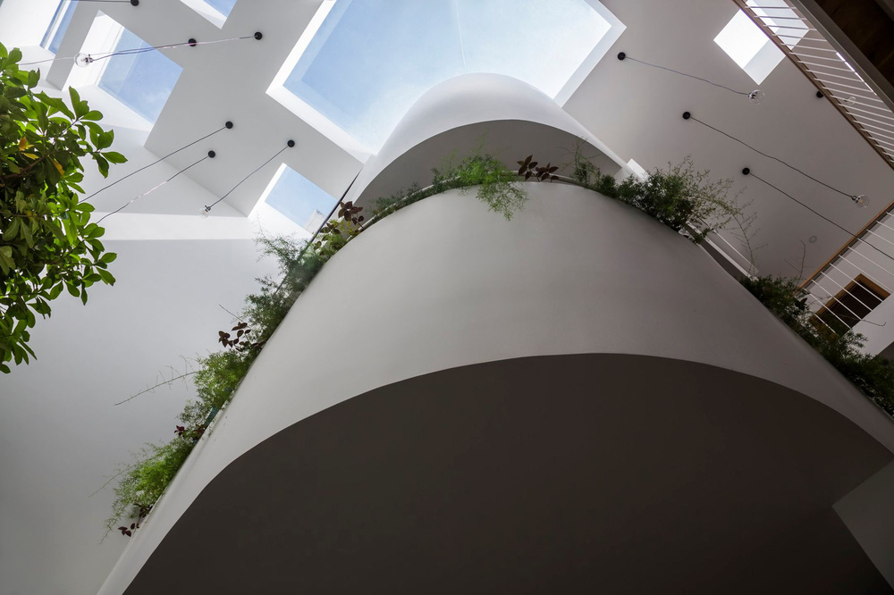 Bố mẹ chịu chơi xây nhà 136m2 ở Sài thành tặng con gái, kiến trúc bổ đôi biệt lập nhưng vẫn không thiếu sự gắn kết-4