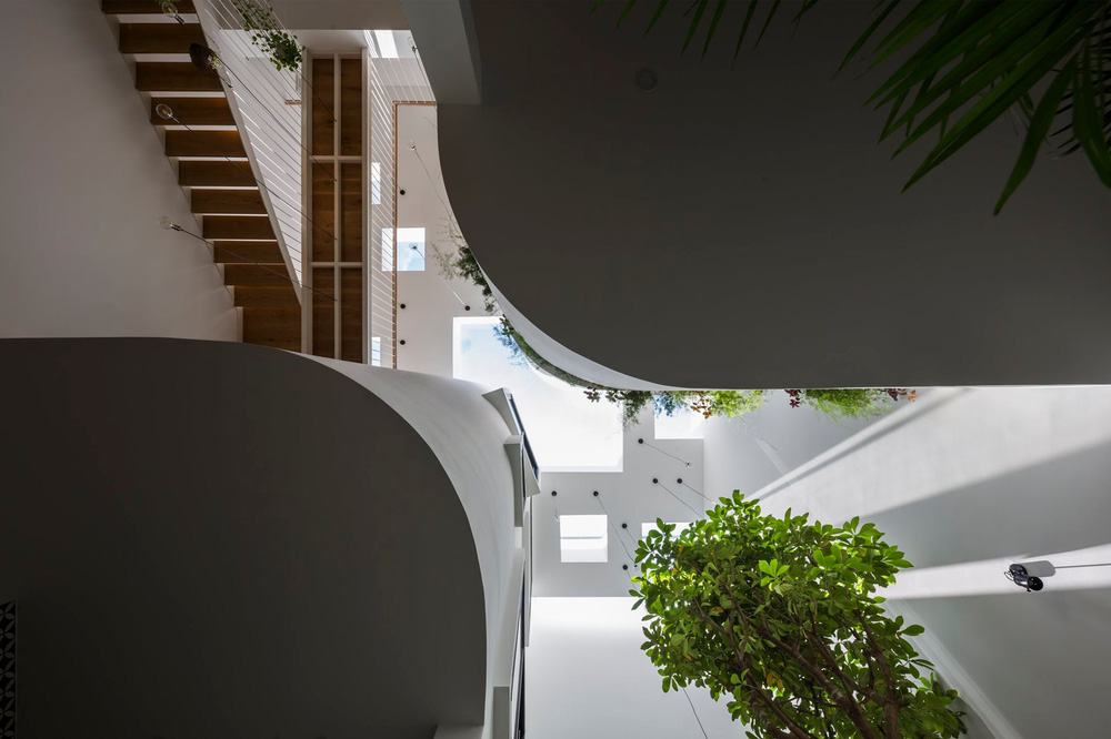 Bố mẹ chịu chơi xây nhà 136m2 ở Sài thành tặng con gái, kiến trúc bổ đôi biệt lập nhưng vẫn không thiếu sự gắn kết-5