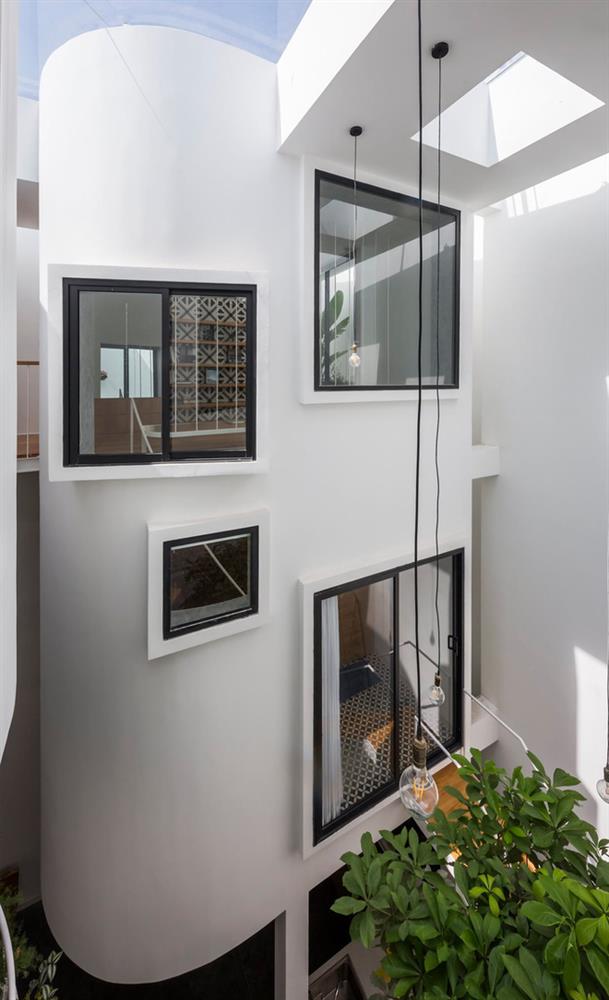 Bố mẹ chịu chơi xây nhà 136m2 ở Sài thành tặng con gái, kiến trúc bổ đôi biệt lập nhưng vẫn không thiếu sự gắn kết-10