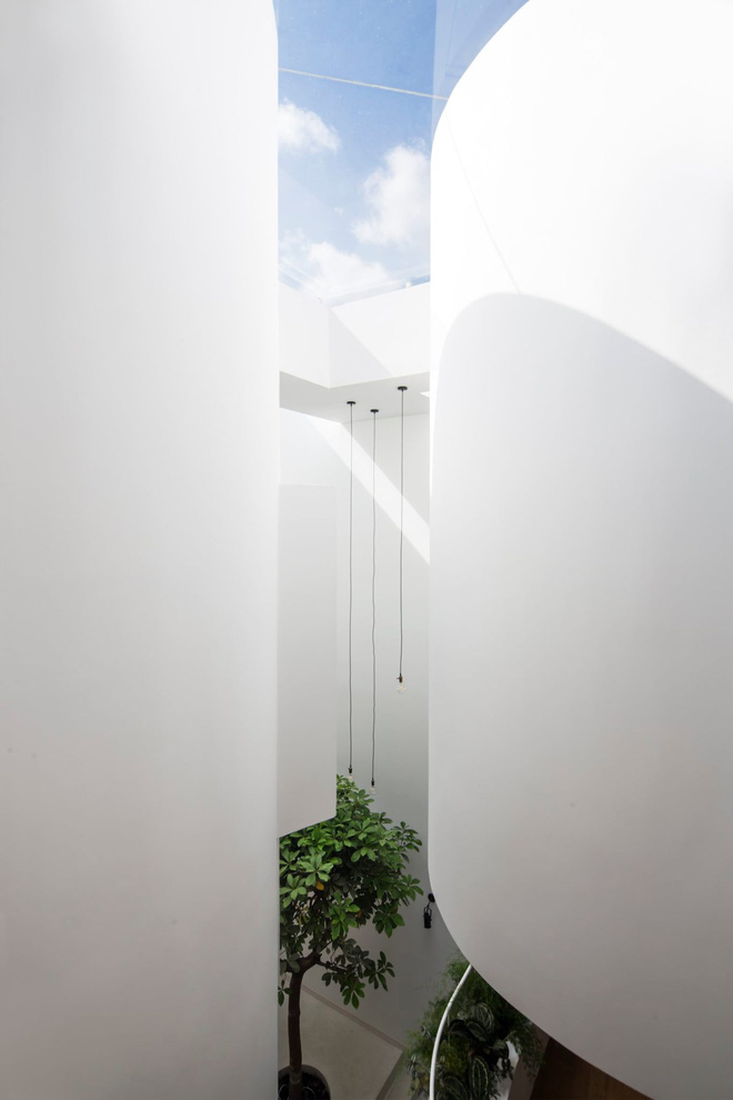 Bố mẹ chịu chơi xây nhà 136m2 ở Sài thành tặng con gái, kiến trúc bổ đôi biệt lập nhưng vẫn không thiếu sự gắn kết-11