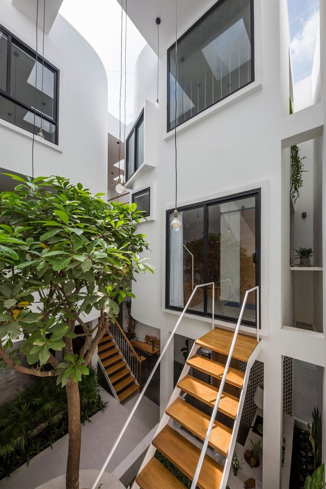 Bố mẹ chịu chơi xây nhà 136m2 ở Sài thành tặng con gái, kiến trúc bổ đôi biệt lập nhưng vẫn không thiếu sự gắn kết-12