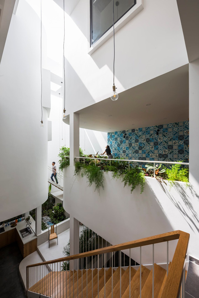 Bố mẹ chịu chơi xây nhà 136m2 ở Sài thành tặng con gái, kiến trúc bổ đôi biệt lập nhưng vẫn không thiếu sự gắn kết-13