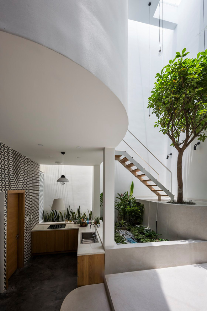 Bố mẹ chịu chơi xây nhà 136m2 ở Sài thành tặng con gái, kiến trúc bổ đôi biệt lập nhưng vẫn không thiếu sự gắn kết-8