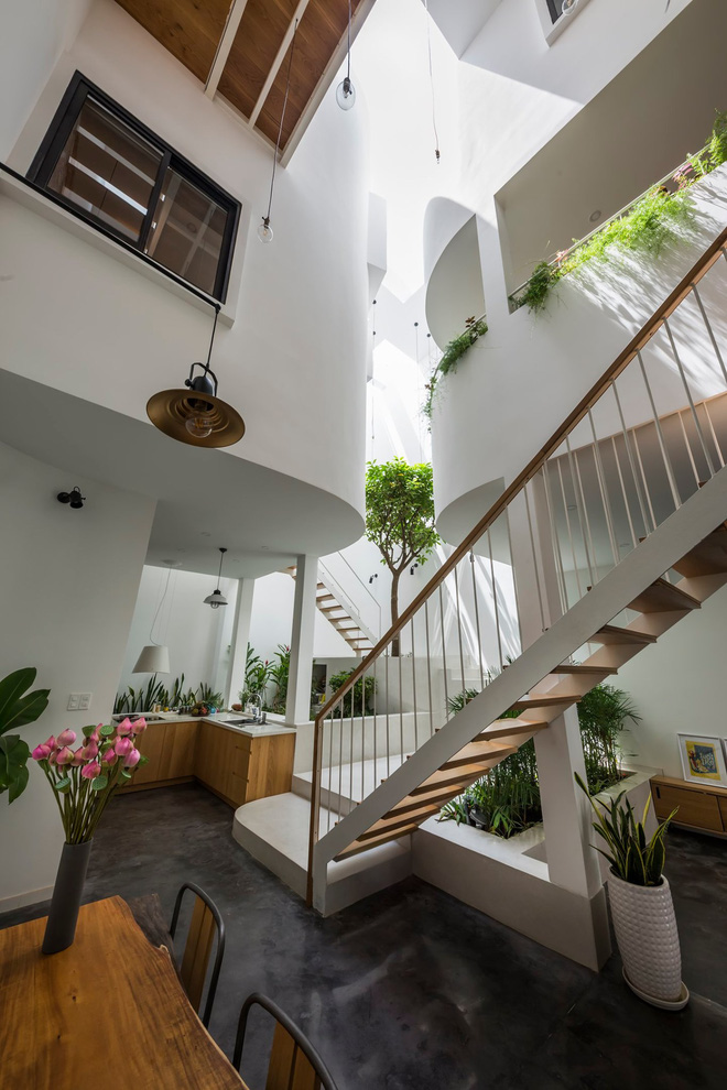 Bố mẹ chịu chơi xây nhà 136m2 ở Sài thành tặng con gái, kiến trúc bổ đôi biệt lập nhưng vẫn không thiếu sự gắn kết-9