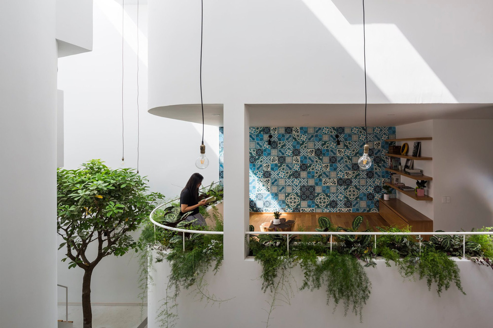 Bố mẹ chịu chơi xây nhà 136m2 ở Sài thành tặng con gái, kiến trúc bổ đôi biệt lập nhưng vẫn không thiếu sự gắn kết-14