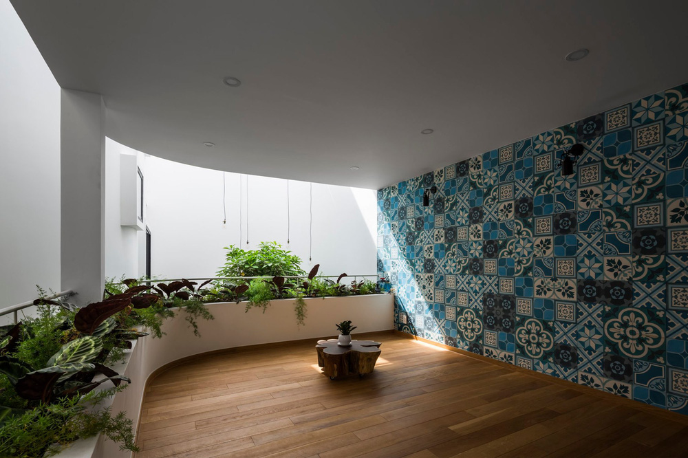 Bố mẹ chịu chơi xây nhà 136m2 ở Sài thành tặng con gái, kiến trúc bổ đôi biệt lập nhưng vẫn không thiếu sự gắn kết-15