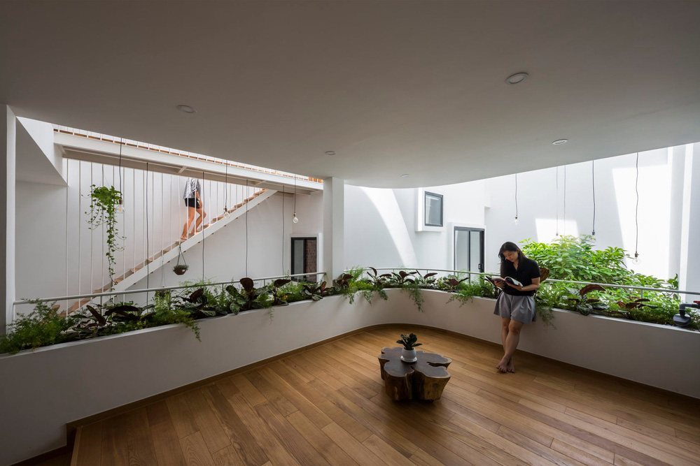 Bố mẹ chịu chơi xây nhà 136m2 ở Sài thành tặng con gái, kiến trúc bổ đôi biệt lập nhưng vẫn không thiếu sự gắn kết-16