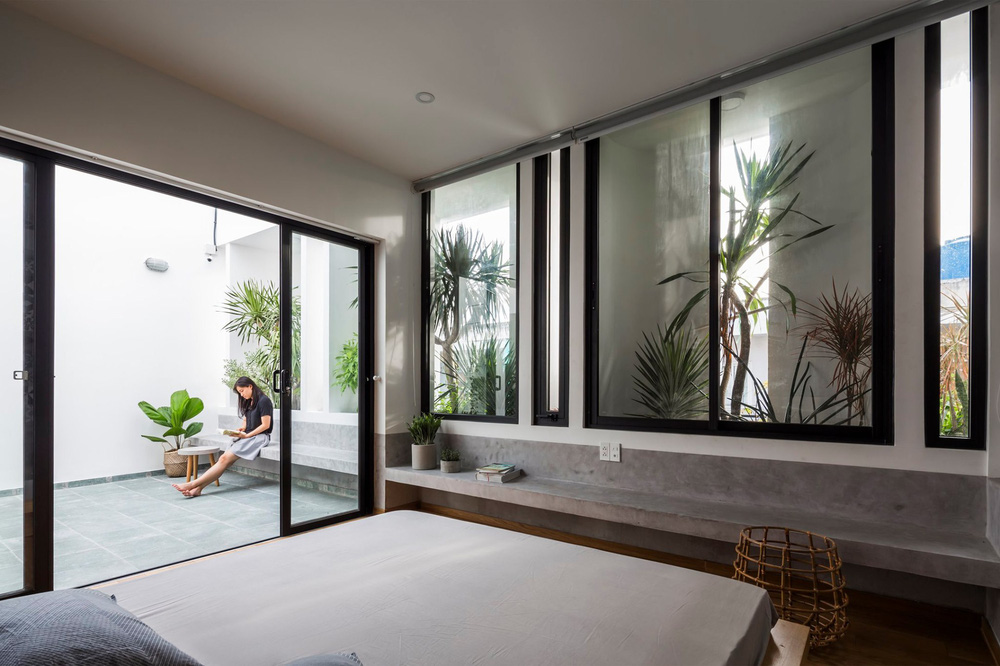 Bố mẹ chịu chơi xây nhà 136m2 ở Sài thành tặng con gái, kiến trúc bổ đôi biệt lập nhưng vẫn không thiếu sự gắn kết-19