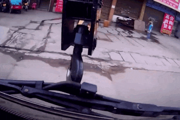 Va vào xe cẩu, người đàn ông được cứu mạng nhờ mũ bảo hiểm