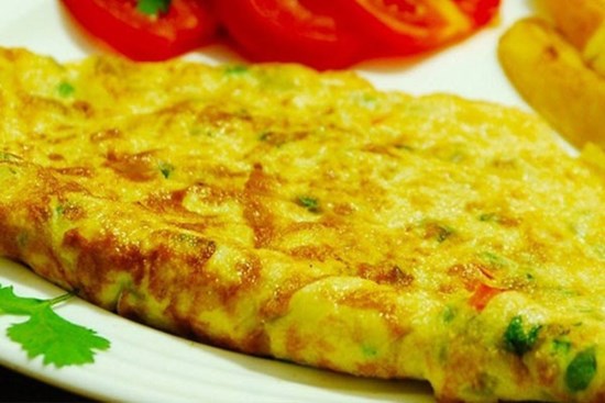 Thêm 1 thìa nguyên liệu này đảm bảo trứng rán mềm thơm, ngon hơn hẳn