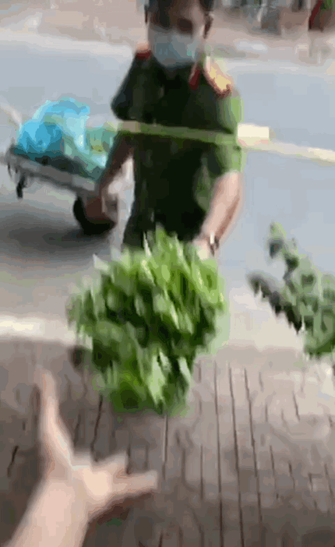 Clip: Anh công an đẩy xe phát rau ngót, tặng kèm hướng dẫn sử dụng siêu cấp vip pro cho hội gái đoảng-1